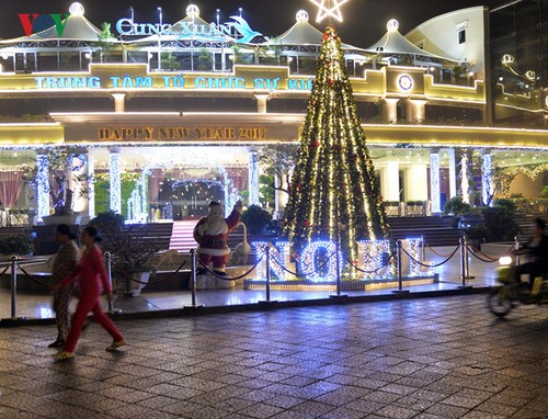 Hanoi streets lit up as merry Christmas comes - ảnh 6